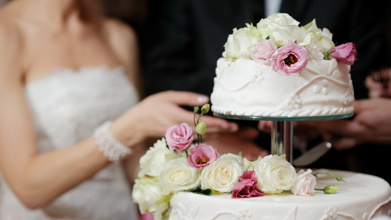 Wedding Cake with Flowers — White