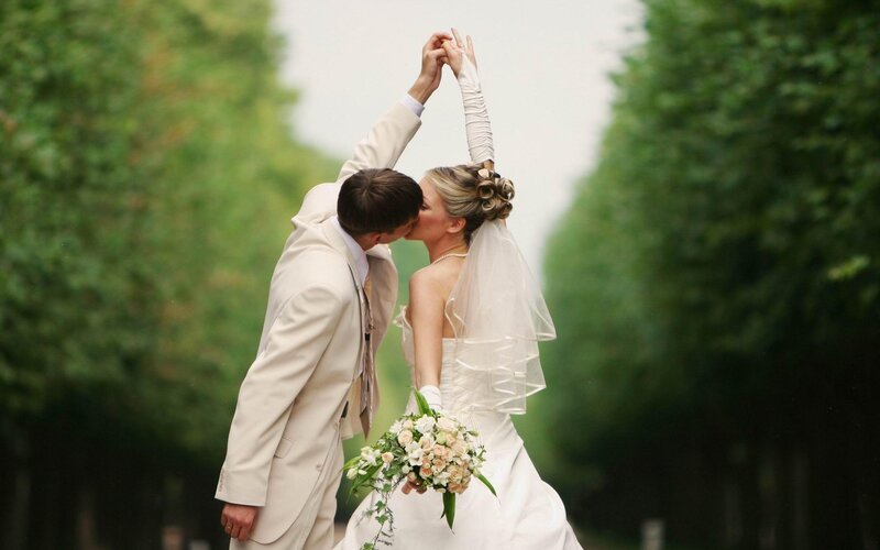 wedding couple dancing