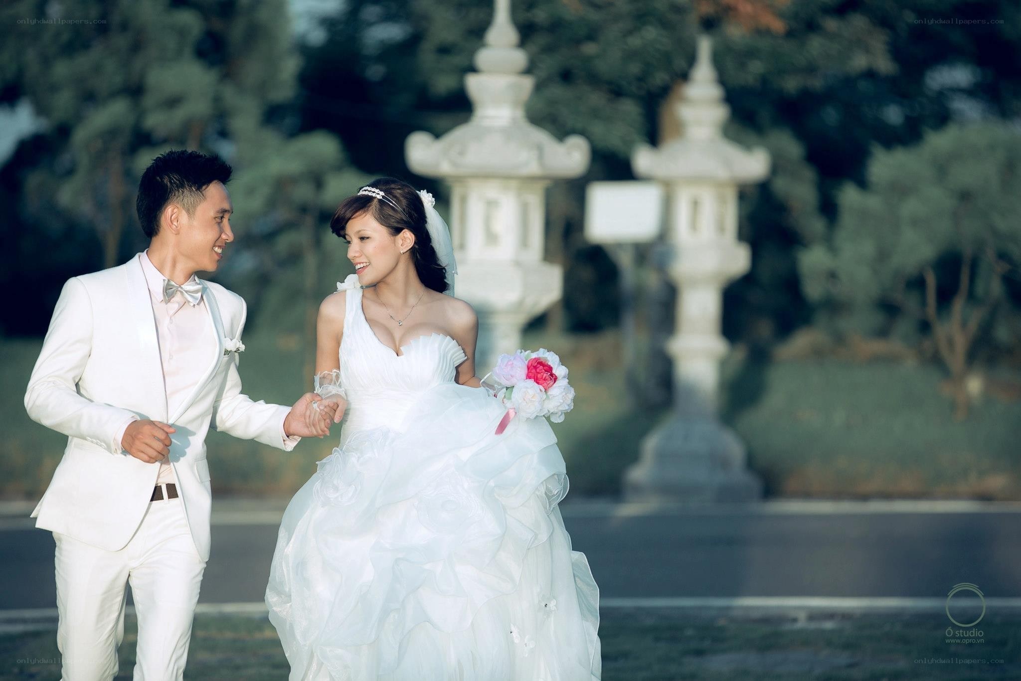 Wedding couple in garden