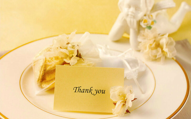Wedding Favor on Plate — Yellow