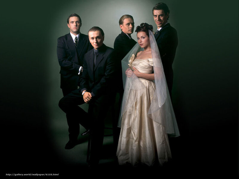 Wedding portrait with groomsmen