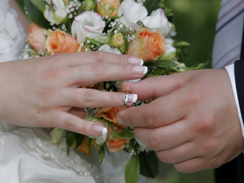 wedding ring exchange