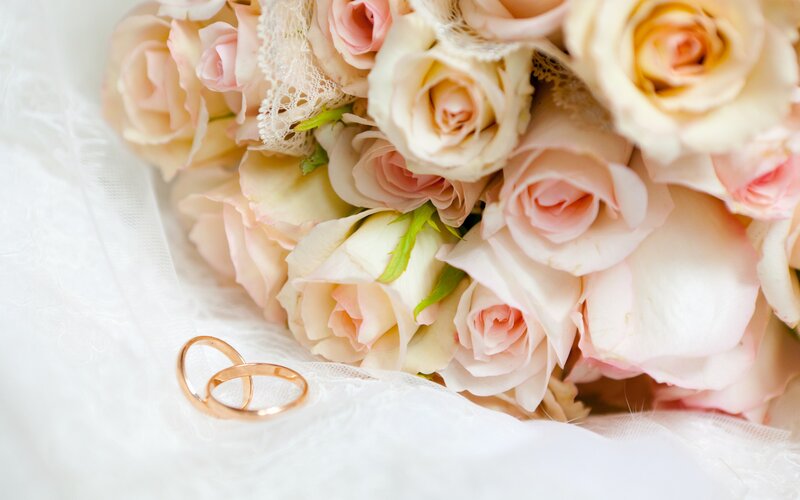 Wedding Rings and Roses — White