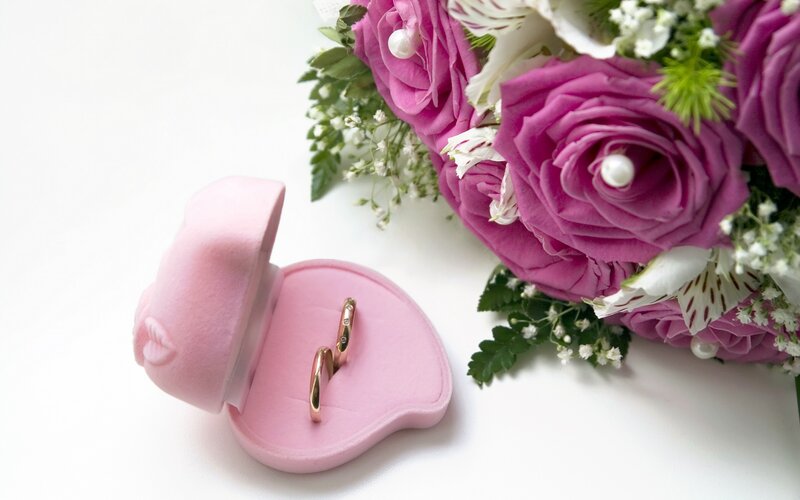 Wedding Rings in Box — Pink, Romantic