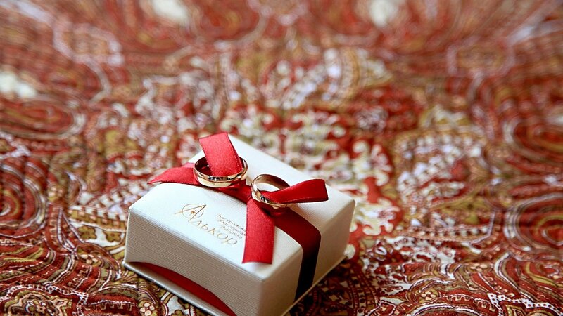 Wedding Rings in Box — White, Romantic