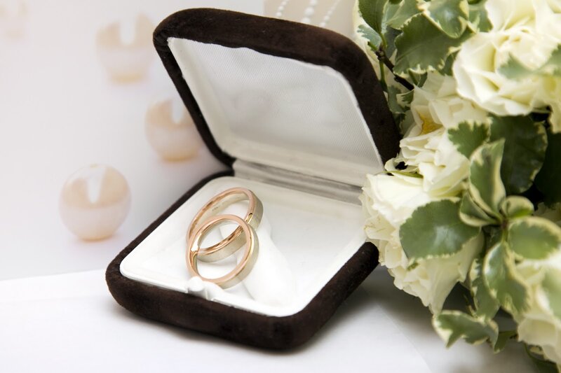 Wedding Rings in Box — White