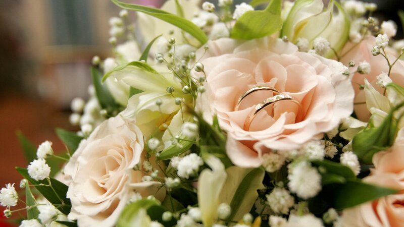 wedding rings in flower bouquet