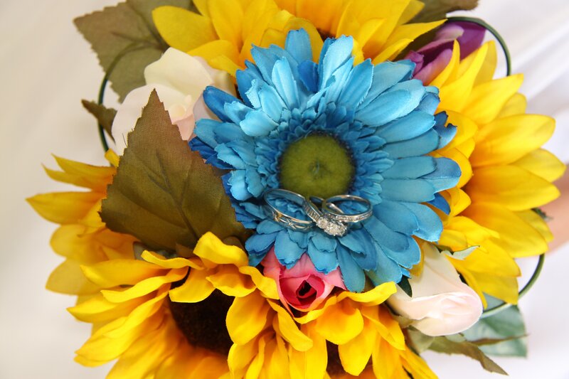 Wedding Rings on Flowers — Yellow
