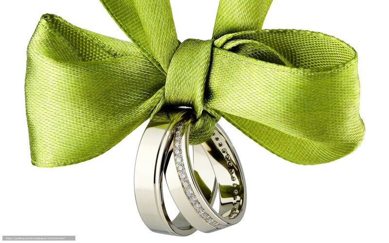 wedding rings with green ribbon