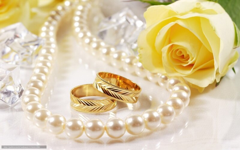 Wedding rings with pearls and rose
