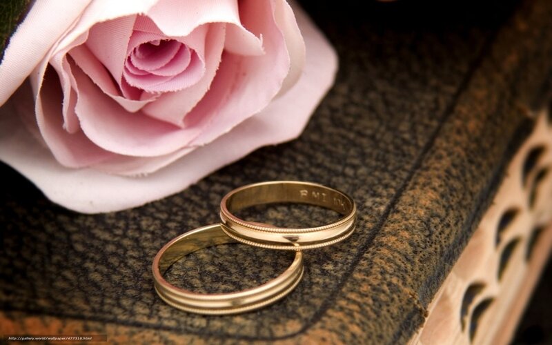 wedding rings with pink rose