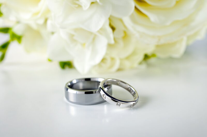 Wedding rings with white flowers