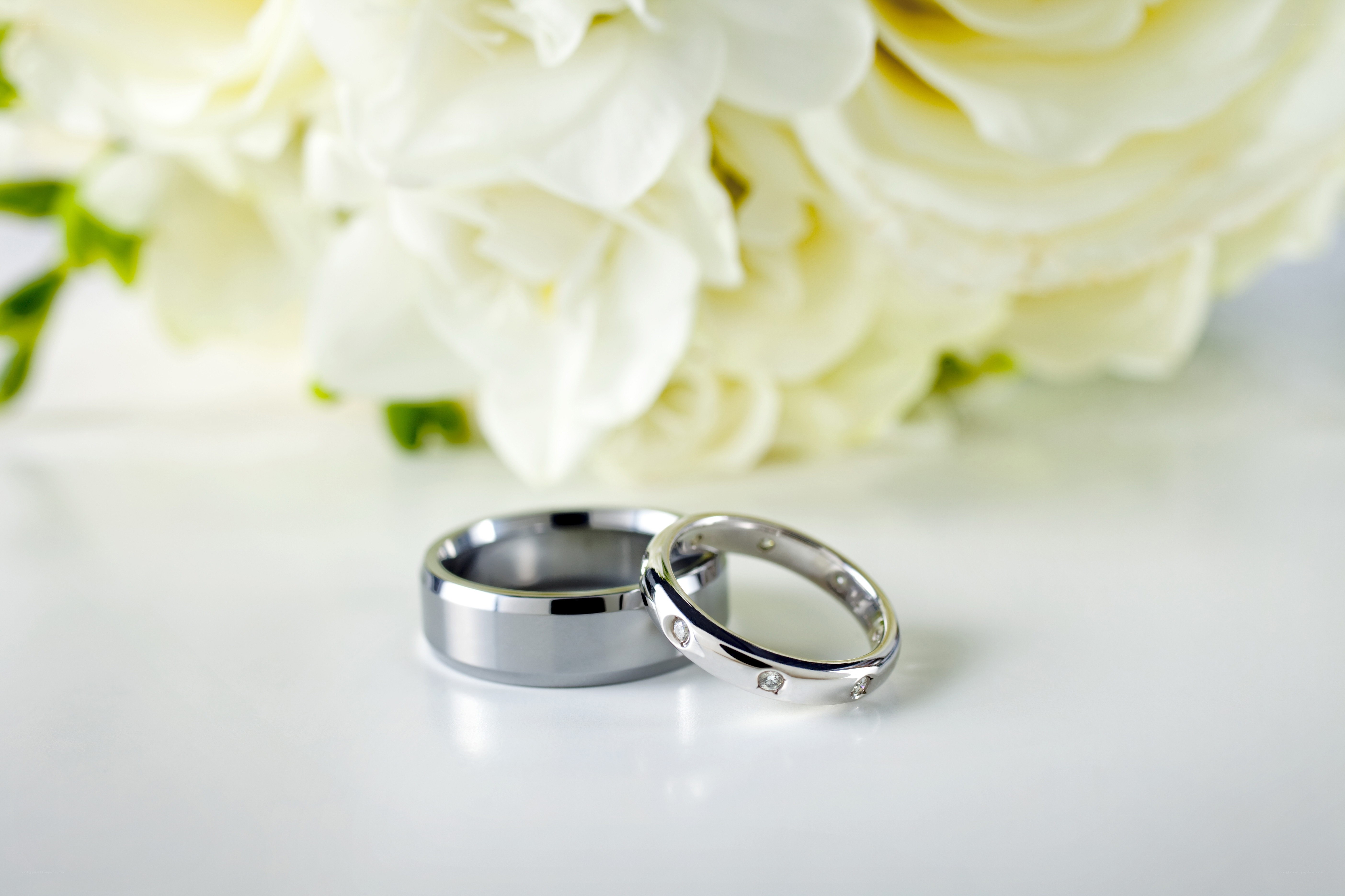 Wedding rings with white flowers