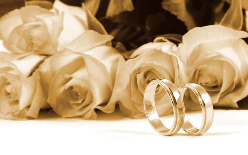 wedding rings with white roses