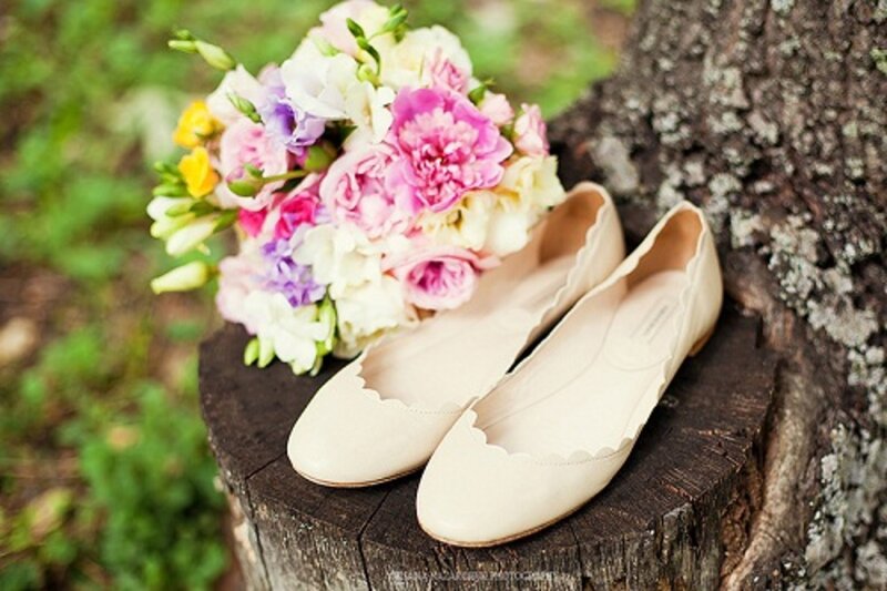 Wedding Shoes and Bouquet — Pink