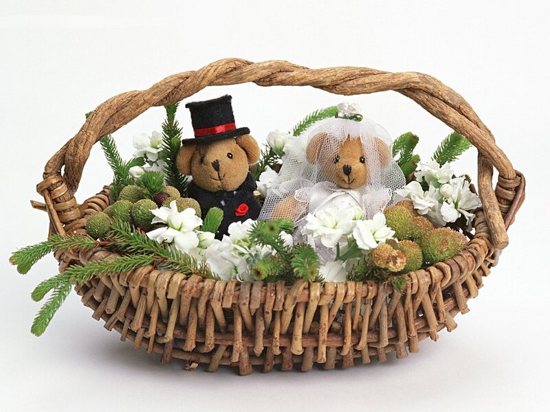 wedding teddy bears in basket