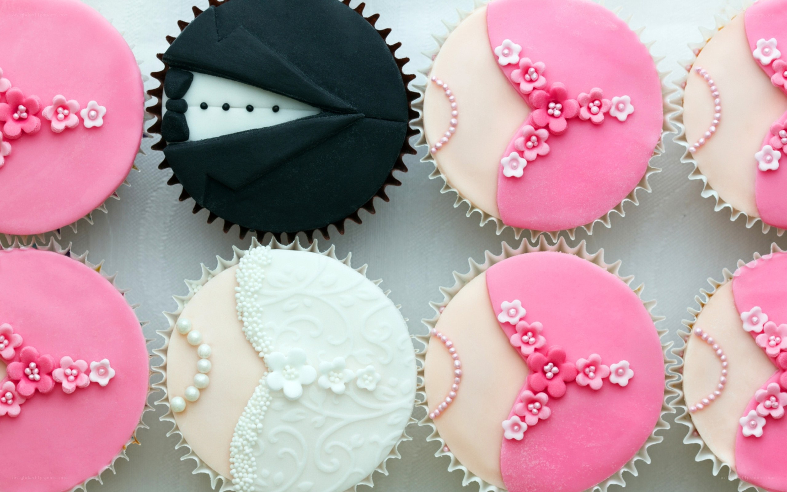 Wedding-themed cupcakes