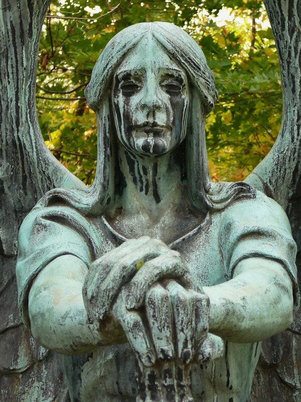 weeping angel statue