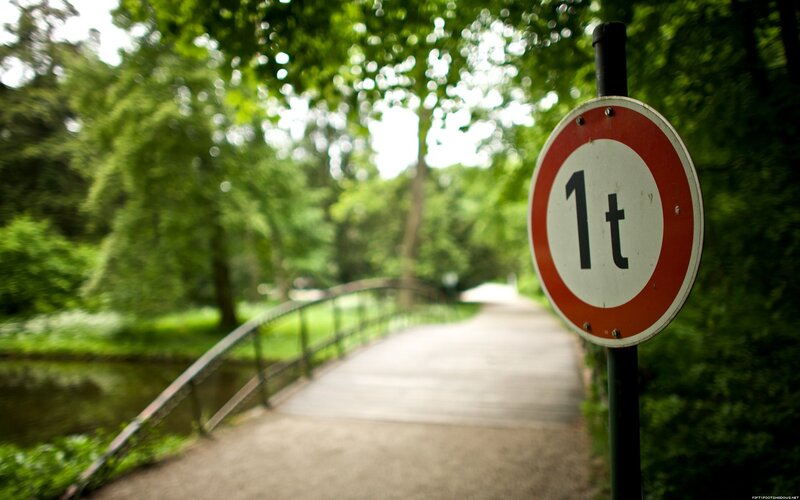 Weight Limit Sign on Path — Green