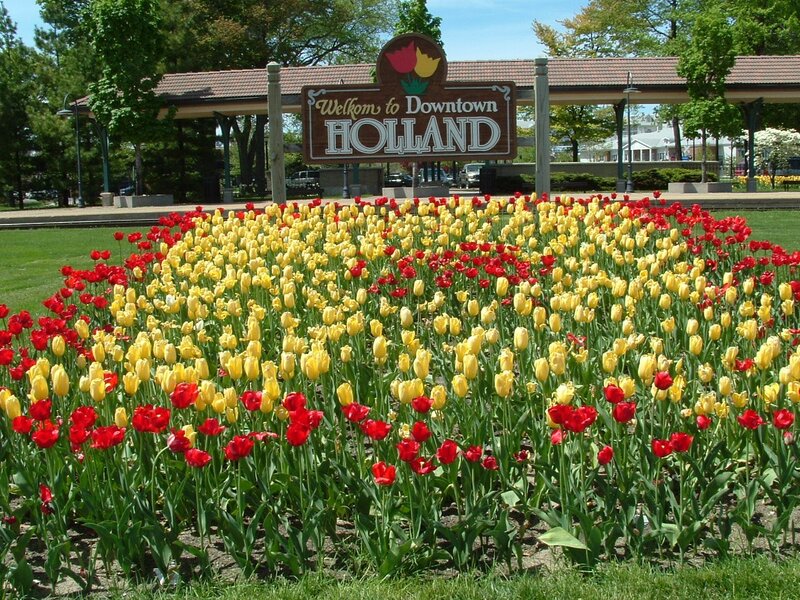 Welcome to Downtown Holland sign