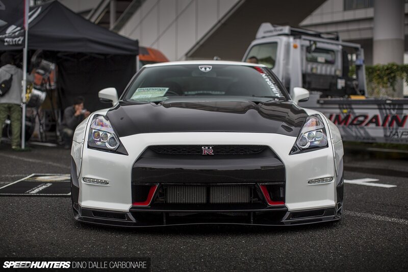 White and Black Nissan Gt-r