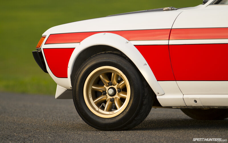 White and Red Car — Calm