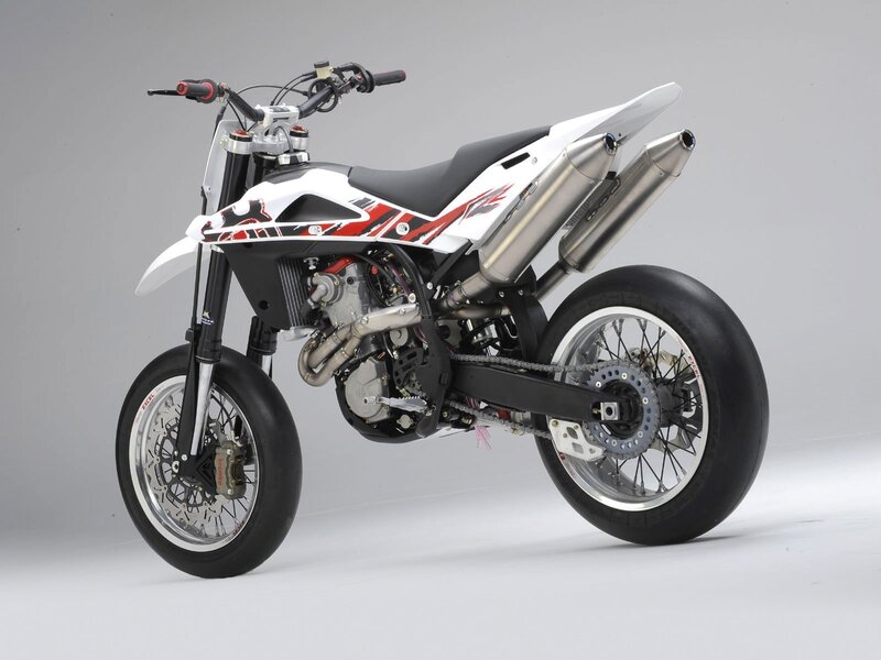 white and red dirt bike