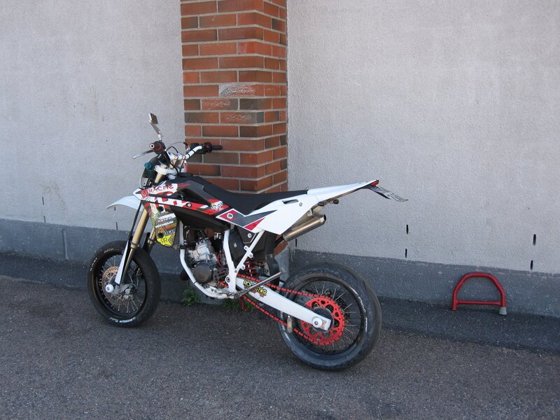 white and red dirt bike