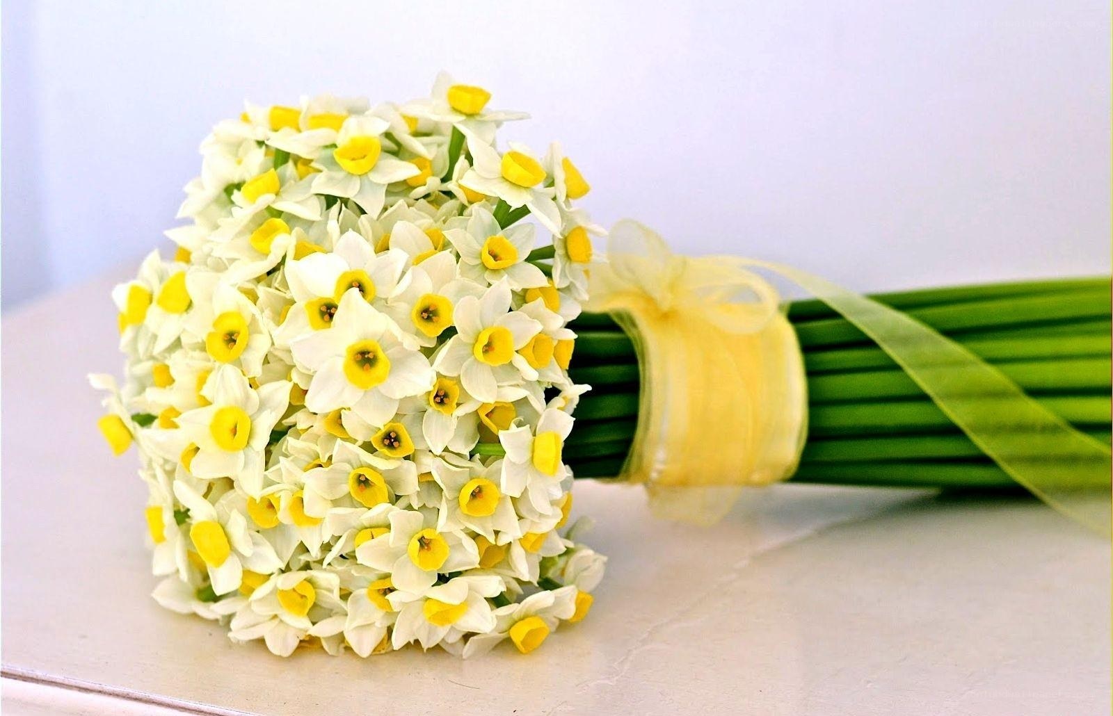 white and yellow daffodil bouquet