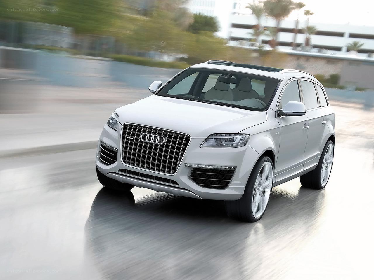 White Audi Q7 in motion