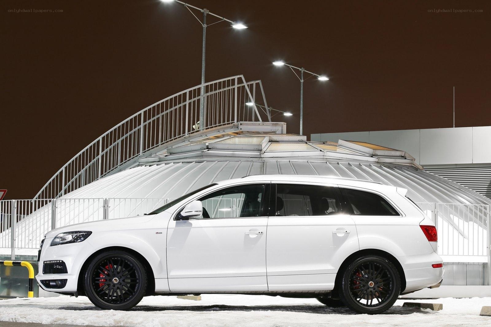 White Audi Q7 in snowy night