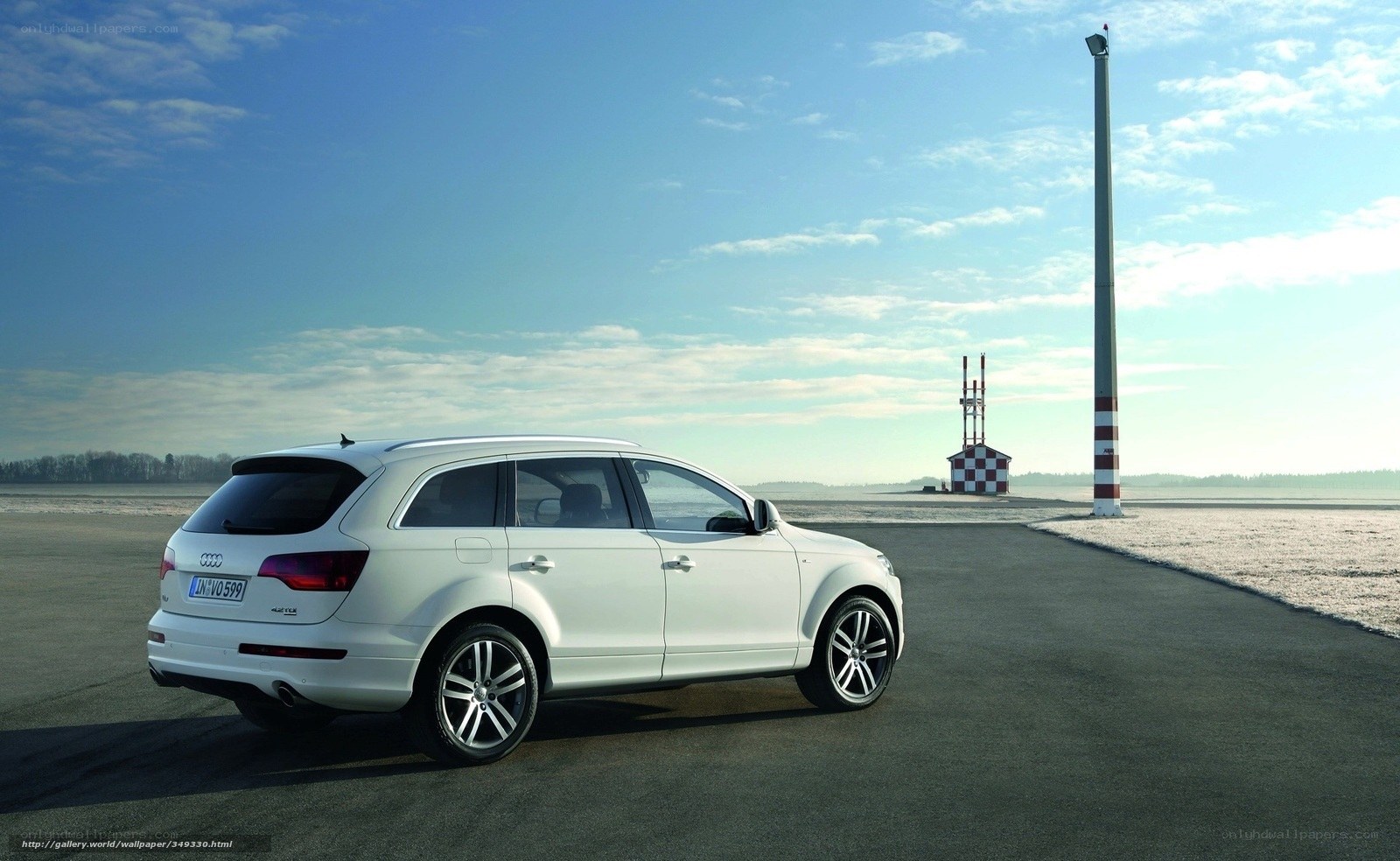 White Audi Q7 on tarmac