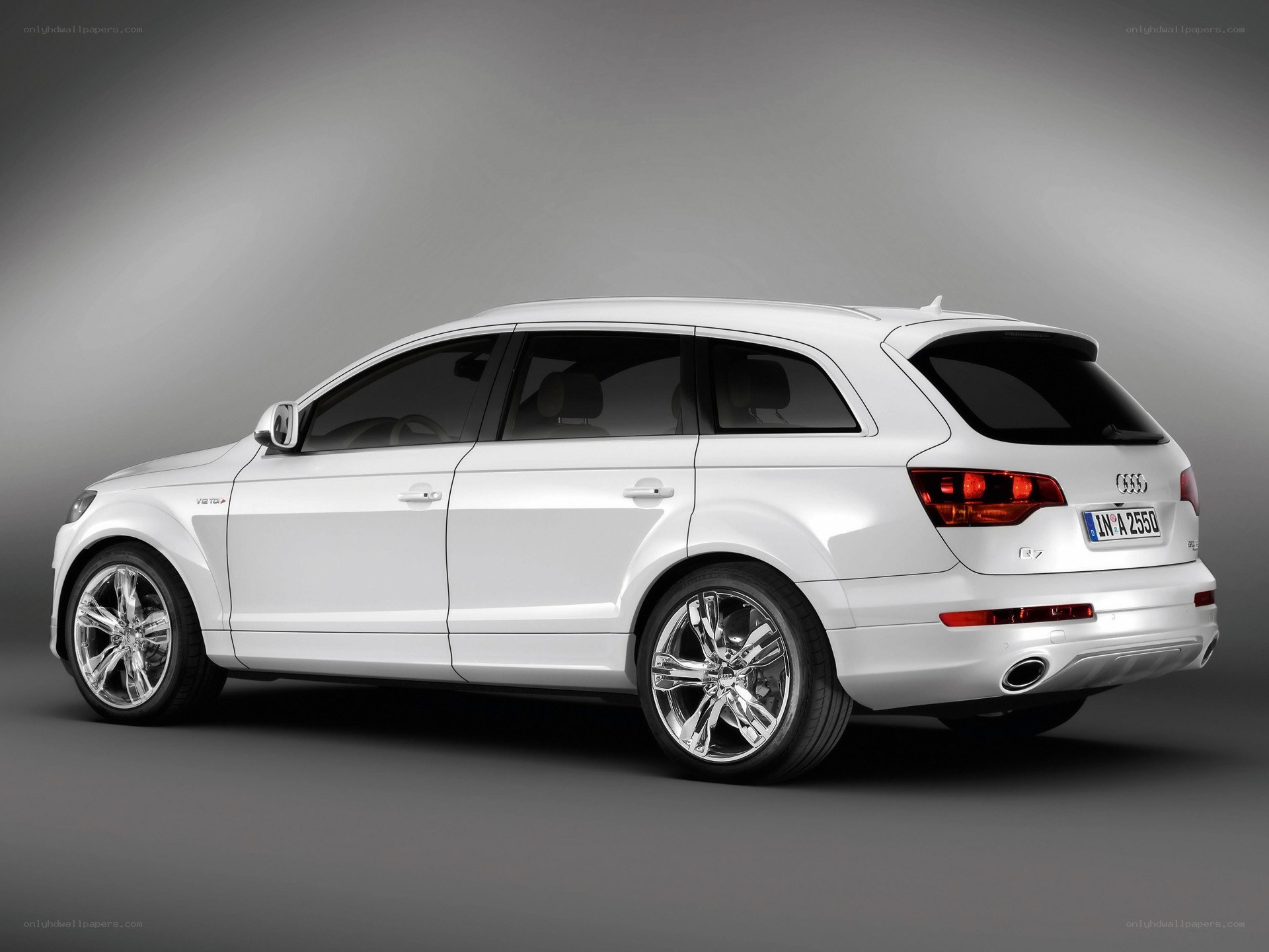 white audi q7 station wagon