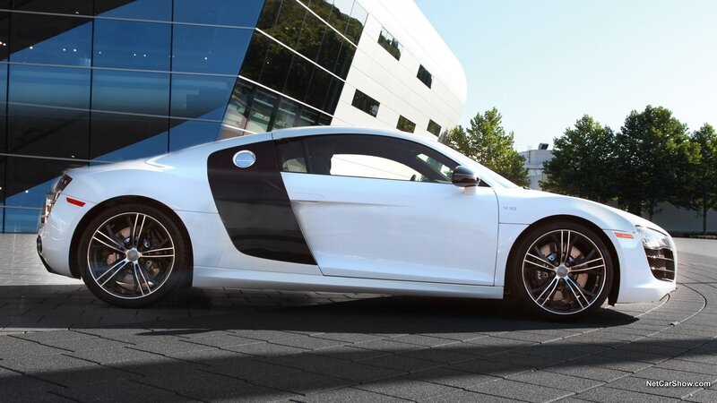 white audi r8 sports car