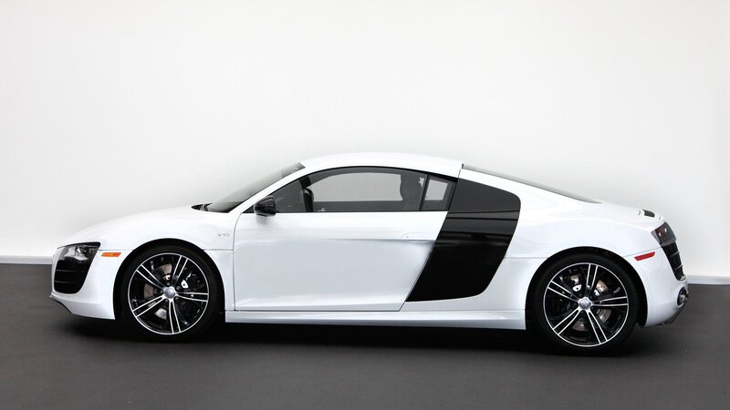 white audi r8 sports car