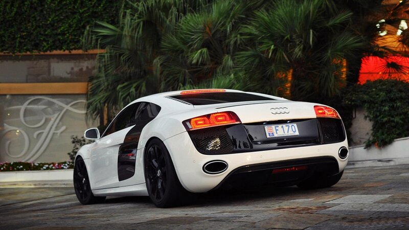white audi r8 sports car