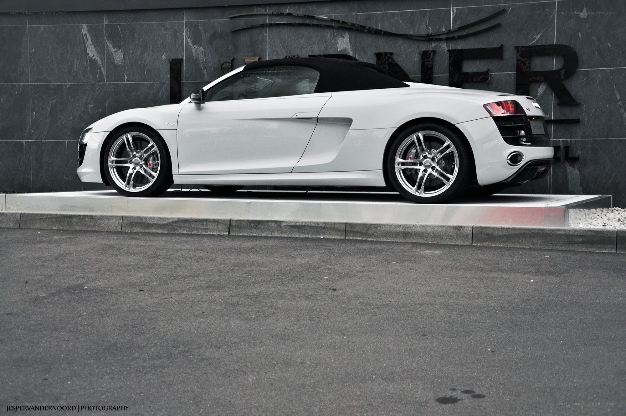 White Audi R8 Spyder
