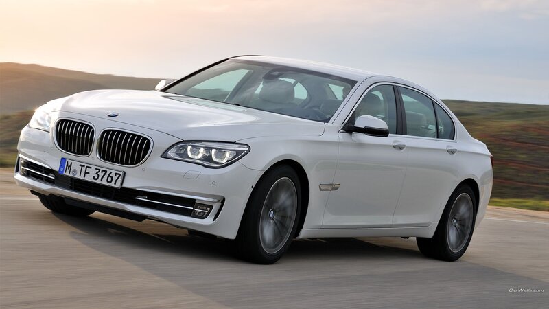 White Bmw 7-series — Dynamic