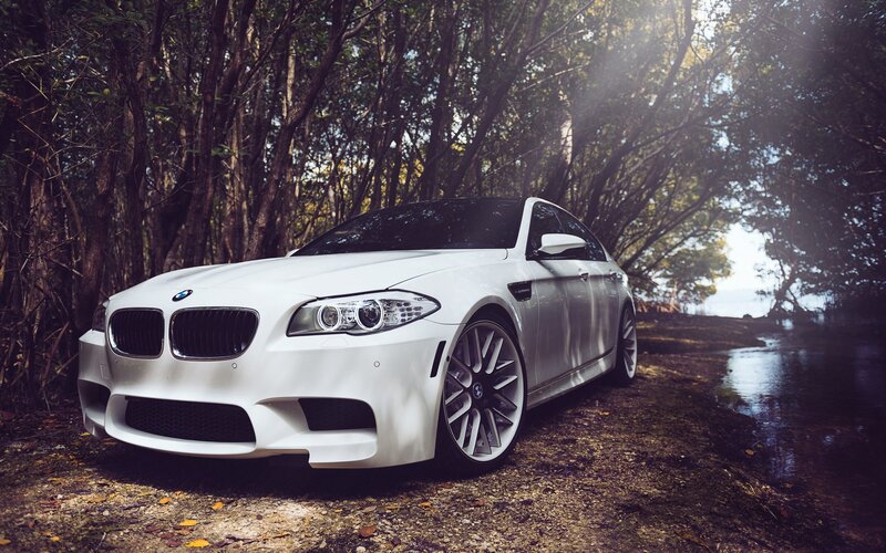 White Bmw M5 Sedan — Dramatic