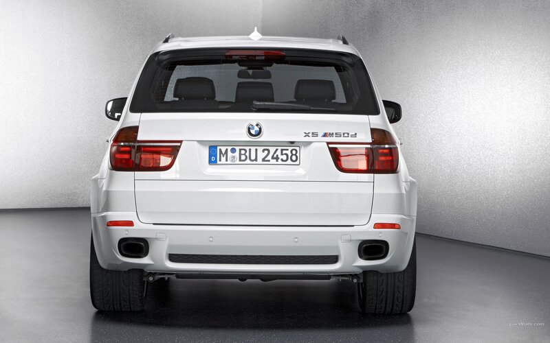 white bmw x5 m50d rear view