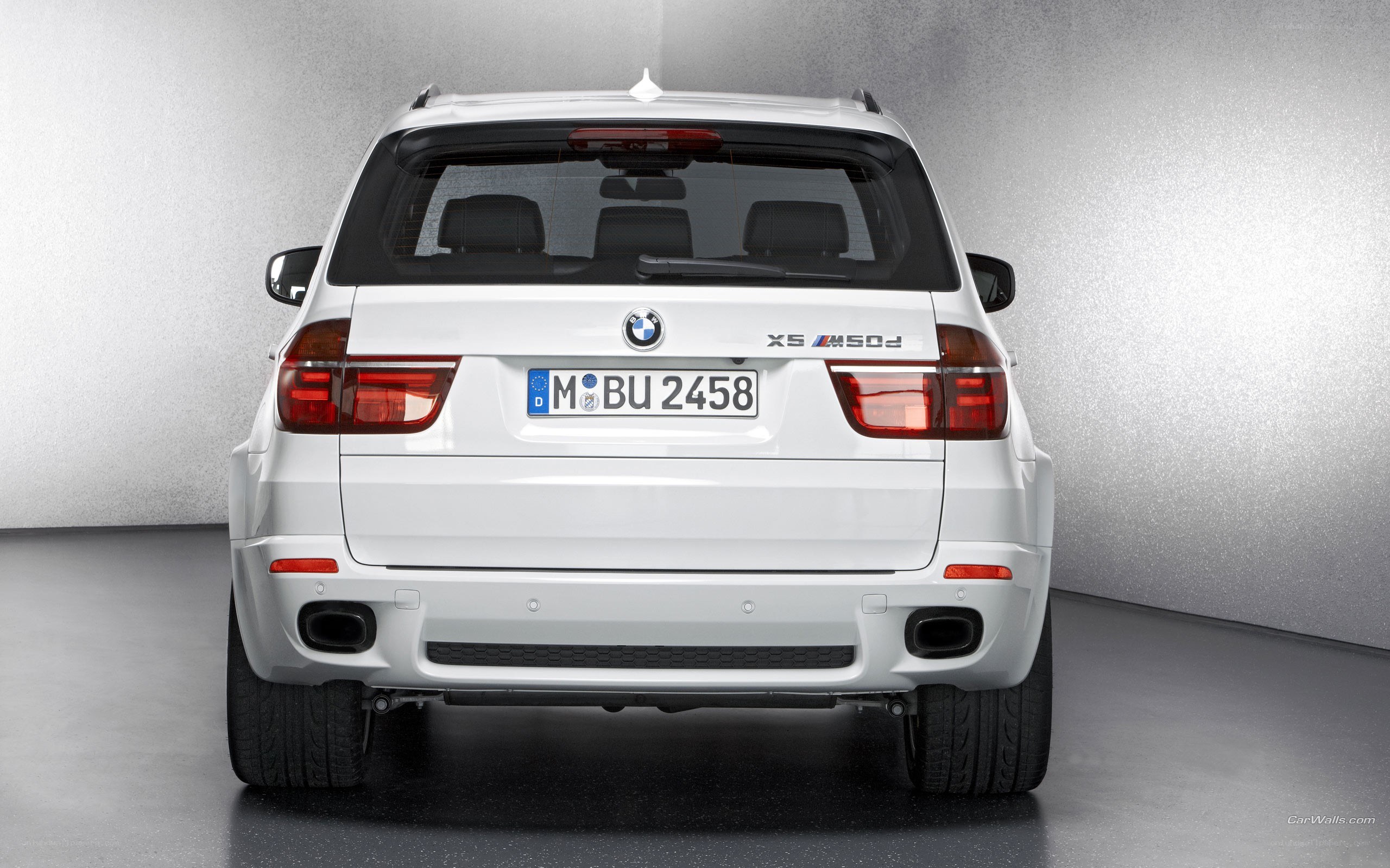 white bmw x5 m50d rear view