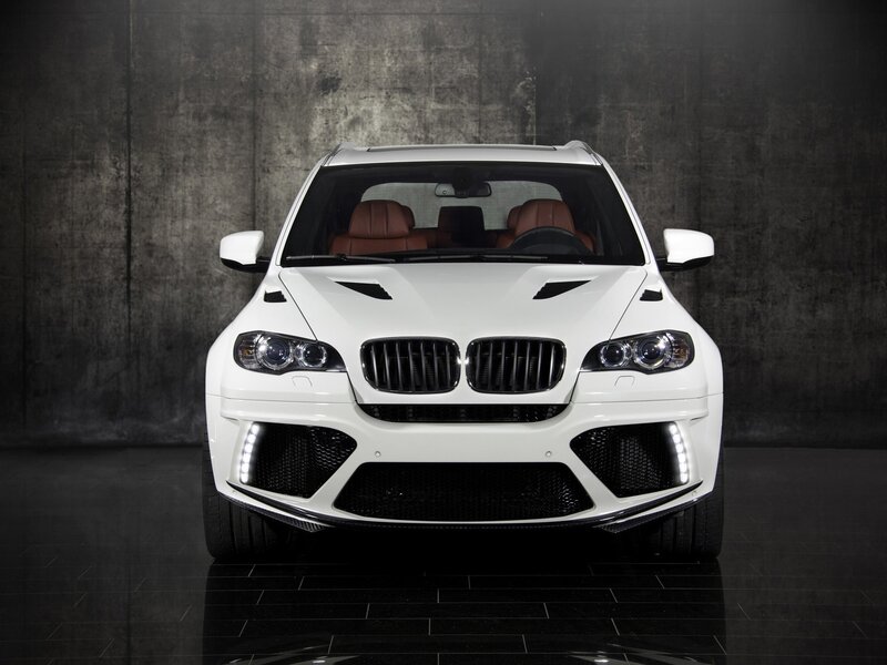white BMW X6 M front view