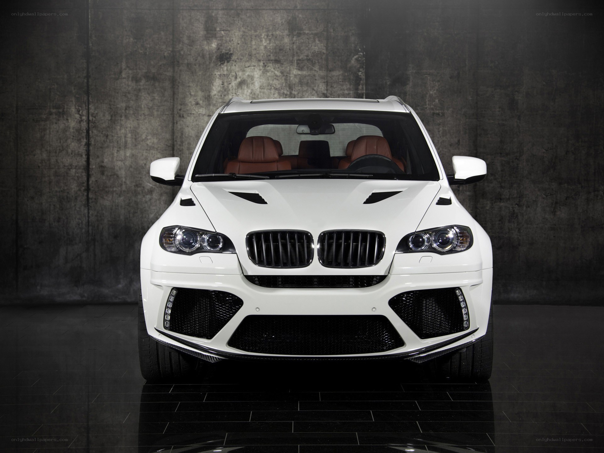 white BMW X6 M front view