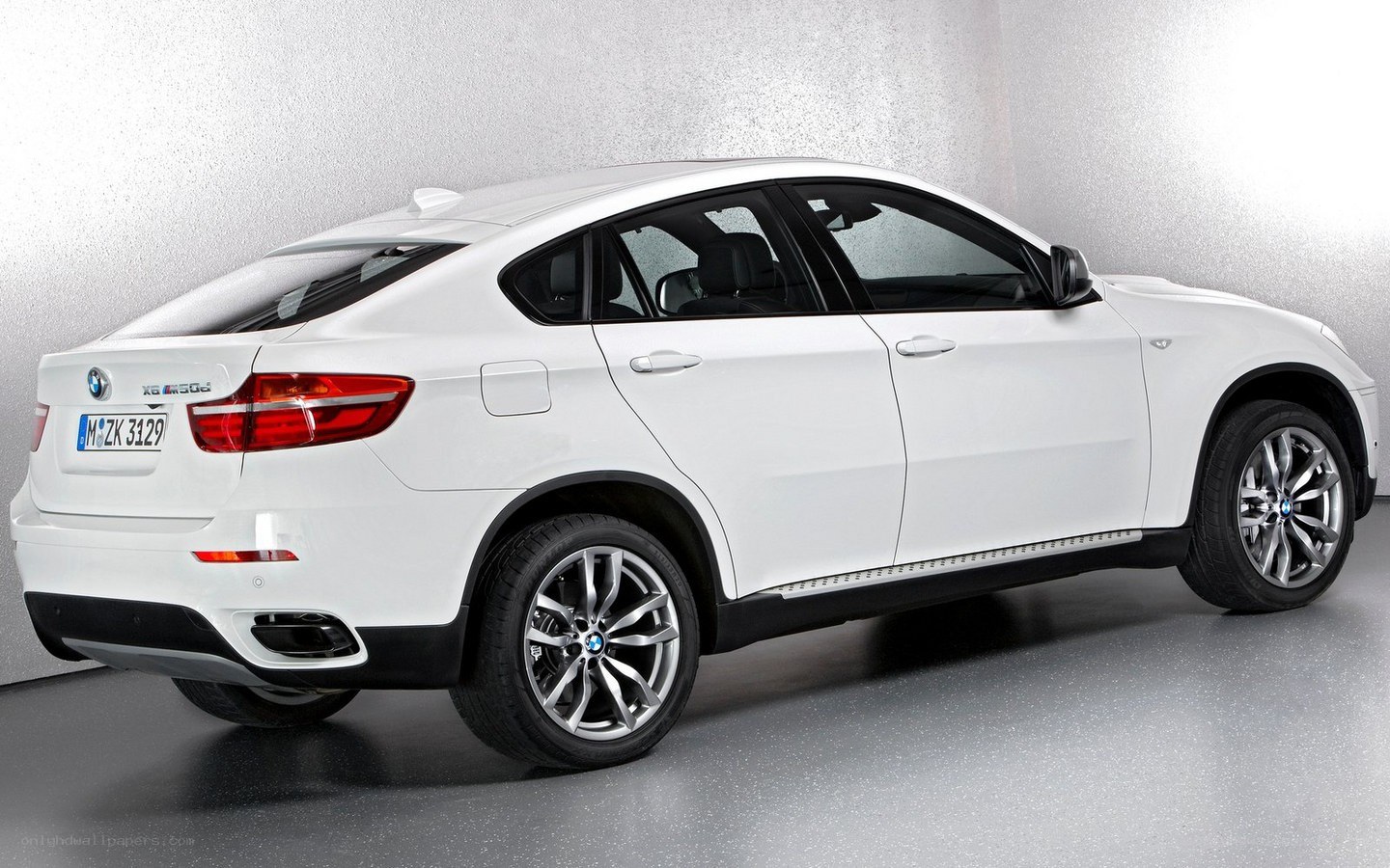 white bmw x6 m50d