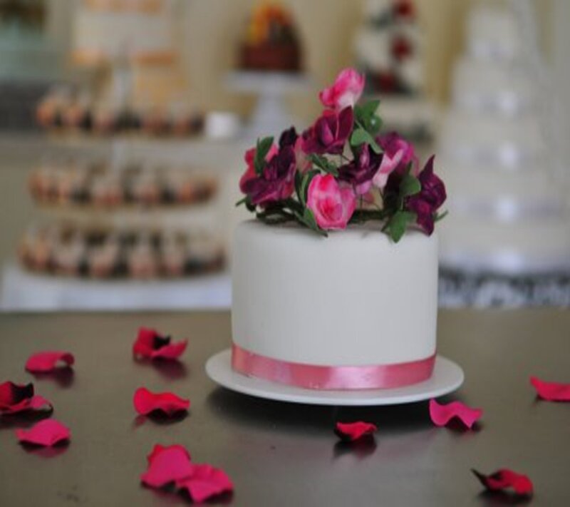 White Cake with Flowers — Elegant