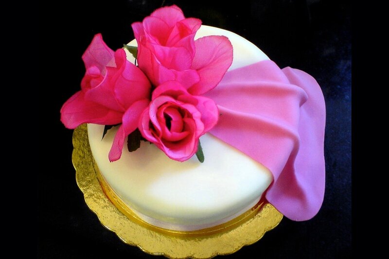 White Cake with Pink Roses — Elegant