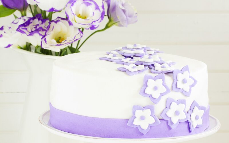 White Cake with Purple Flowers — Serene