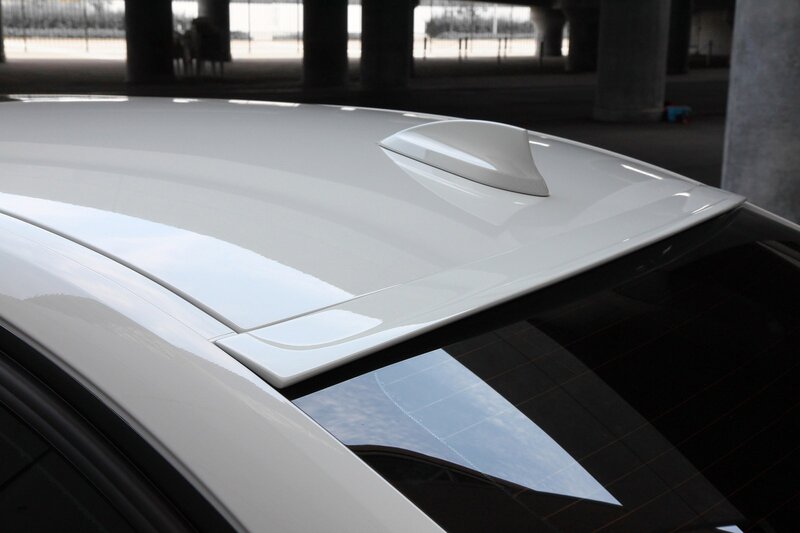 white car roof antenna