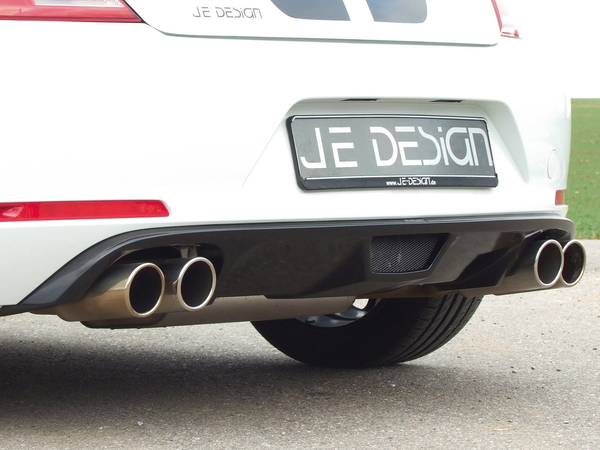 white car with JE DESIGN exhaust