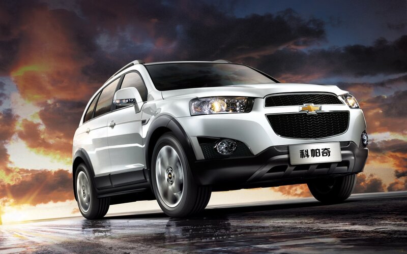 White Chevrolet Captiva